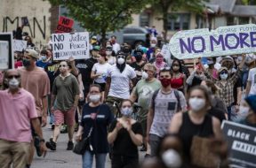 60-145602-protesters-clash-minneapolis-police-floyd-death_700x400