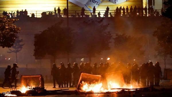 الانهيار : “ركبة الدولار تضغط على عنقي”!