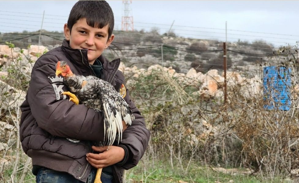 «دجاجة حسين» أسيرة لدى العدو.. تفاعل واسع وتوعّد بالرد «بالمكان والزمان المناسبين»!