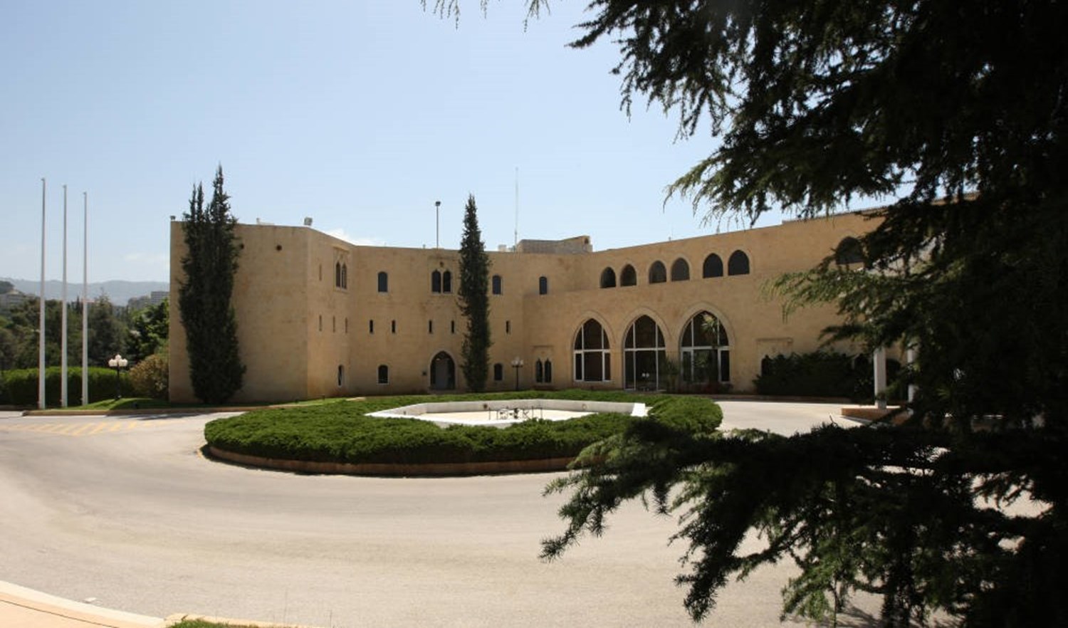 بعبدا.. تستعين بالفوتوشوب لنشاطات الرئيس