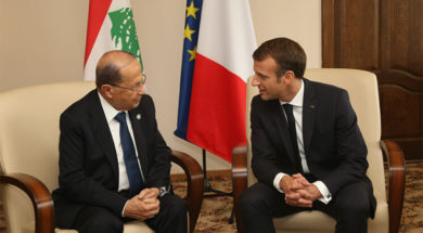 michel-aoun-emmanuel-macron-close-to-eachother