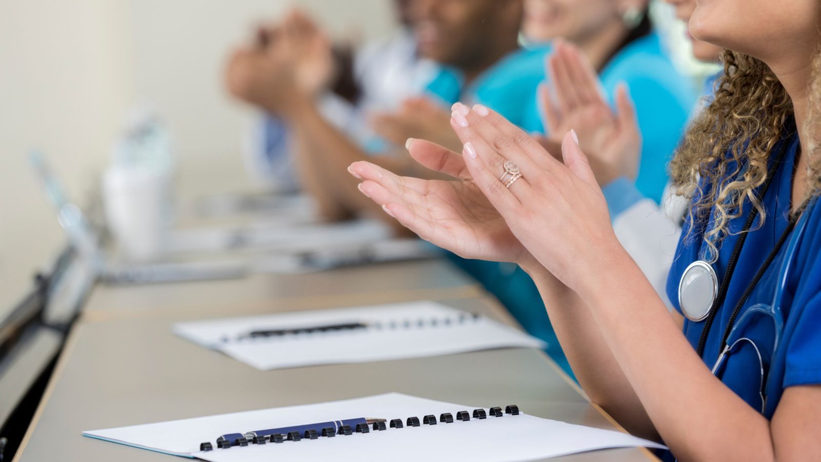 فلنصفِّق له في ٩ آذار! الساعة الثانية عشرة ظهرًا