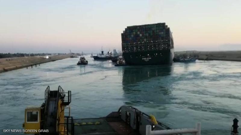 فيديو يوثّق تفاصيل المناورة التي أدت إلى تحريك «السفينة الجانحة».. ماذا بعد التعويم؟