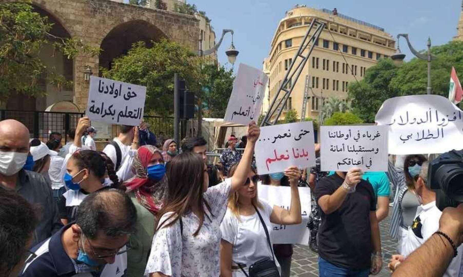 أحلامهم من ورق