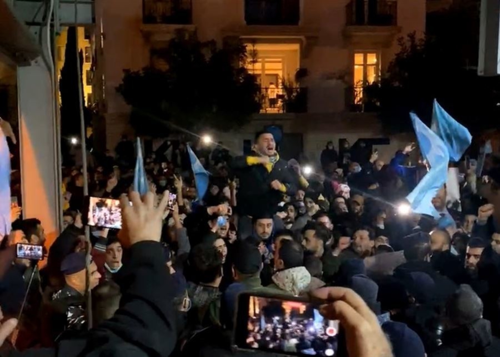 الشارع عم ياكل بعضه