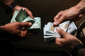 LEBANON-POLITICS-ECONOMY-CURRENCY