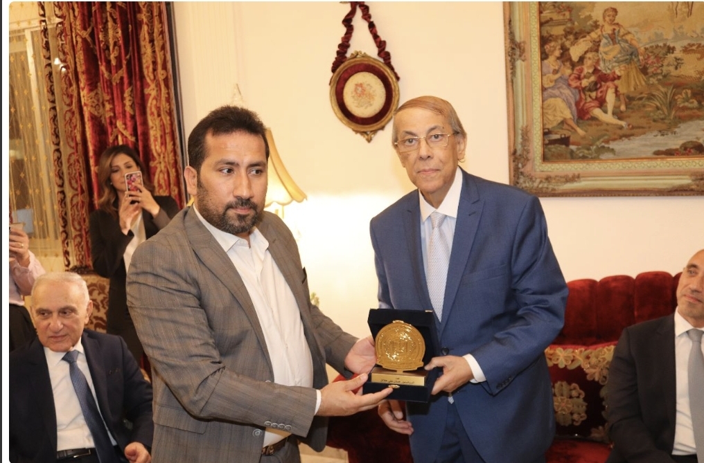 عميد المؤرخين العرب البروفيسور حسان حلاق مكرما من الصالون الثقافي والجامعة العربية