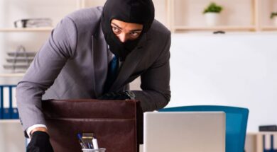 أسباب-السرقة-في-المجتمع-5-768×512