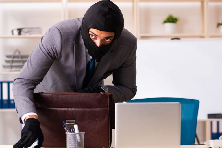 عن “اللص والكلاب”!