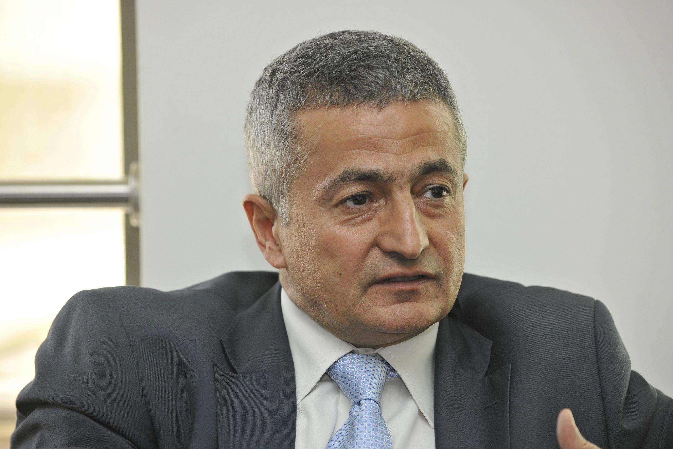 الرئاسة مجمدة.. وفضائح وزير المال تتالى!