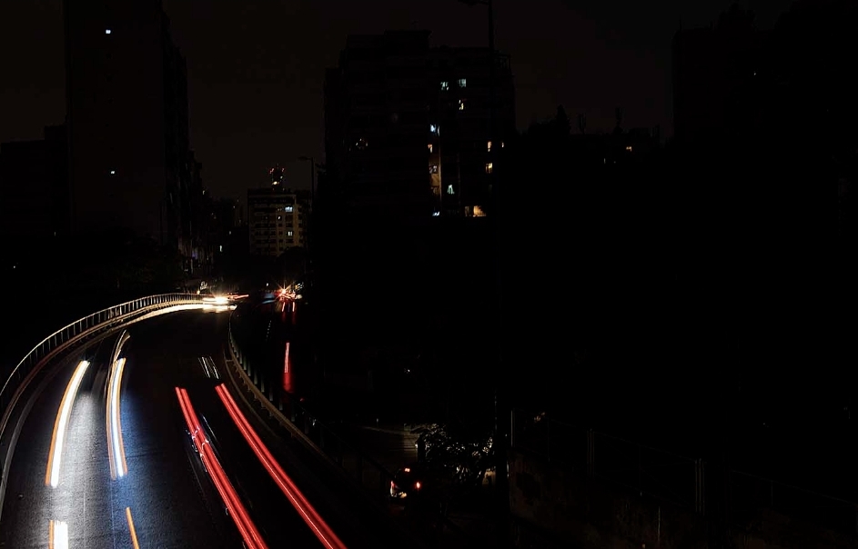 الى العتمة در