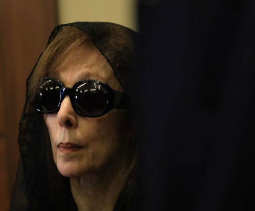 فيروز .. صمت الأوشحة السُود!