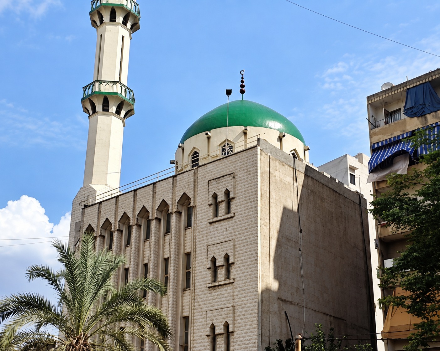جامع جمال عبد الناصر في كورنيش المزرعة… قبة خضراء تختزن نصف قرن من ذاكرة بيروت